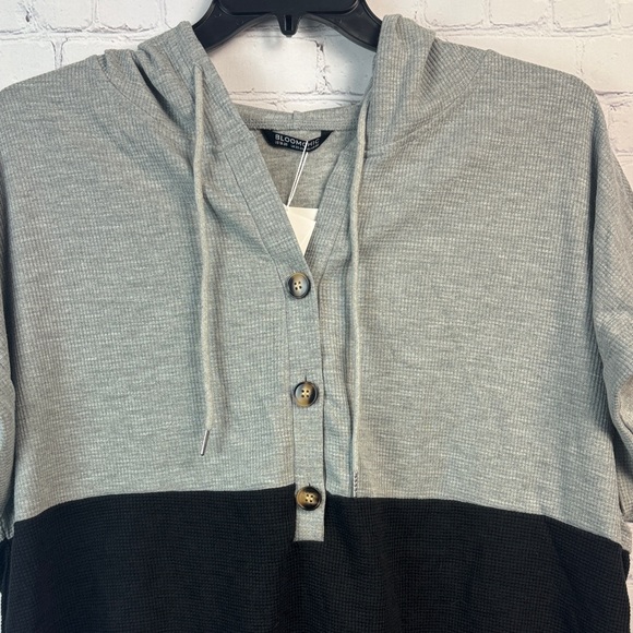 BloomChic Gray and Black Short Sleeve Hooded Waffle Top Plus Size 2X - Picture 5 of 7